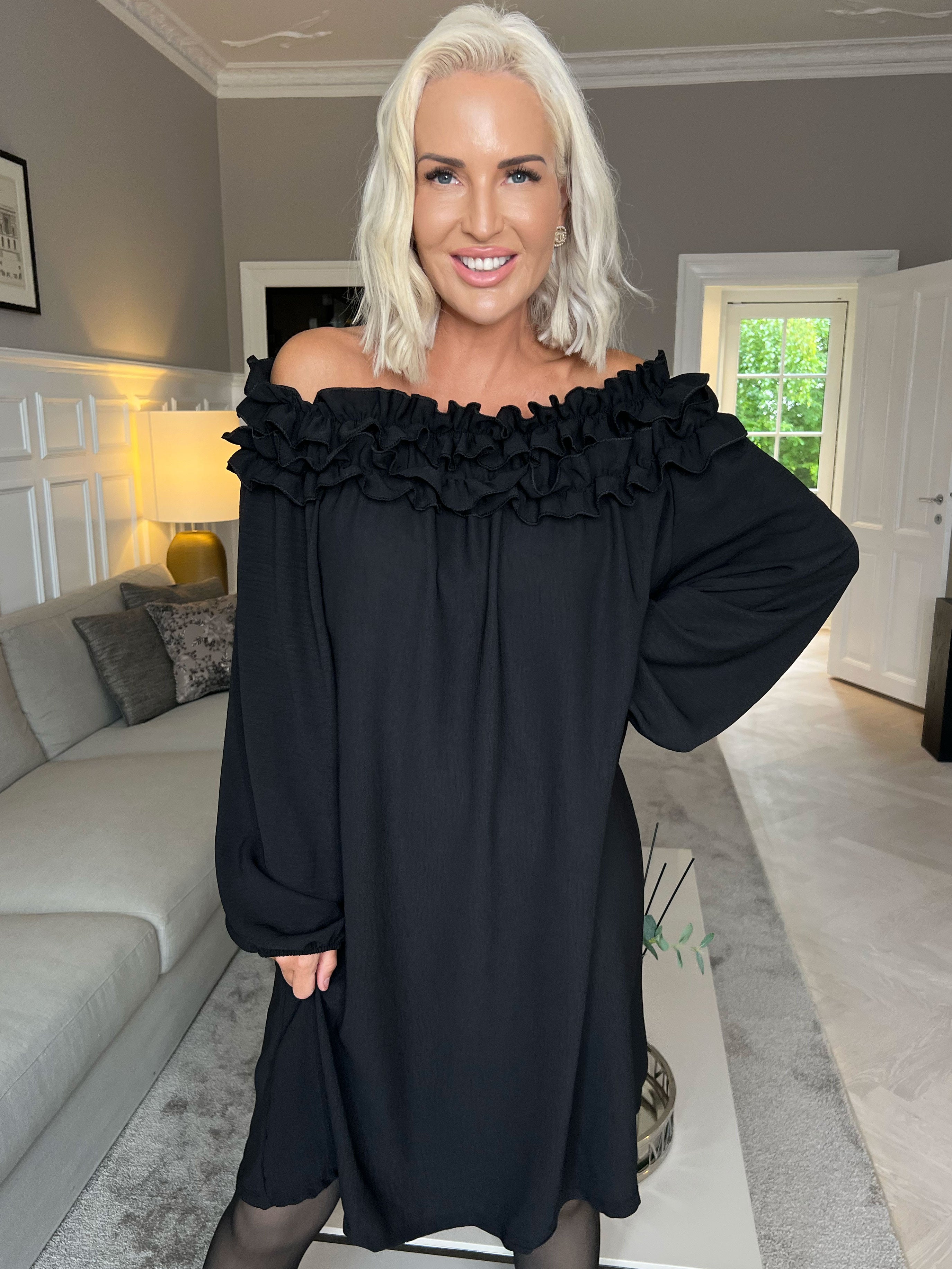 Chili Dress - Kjole med lange ærmer og flæser i udskæringen